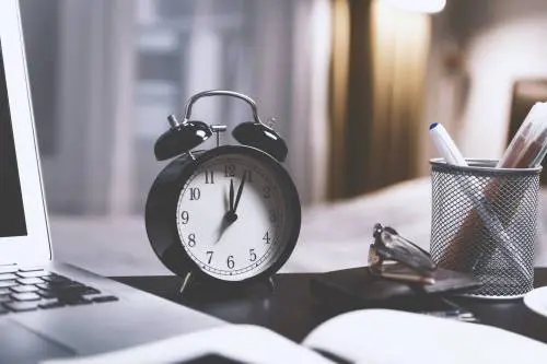 Clock face close-up — the Pomodoro technique's 25-minute interval has a simpler origin than most people think